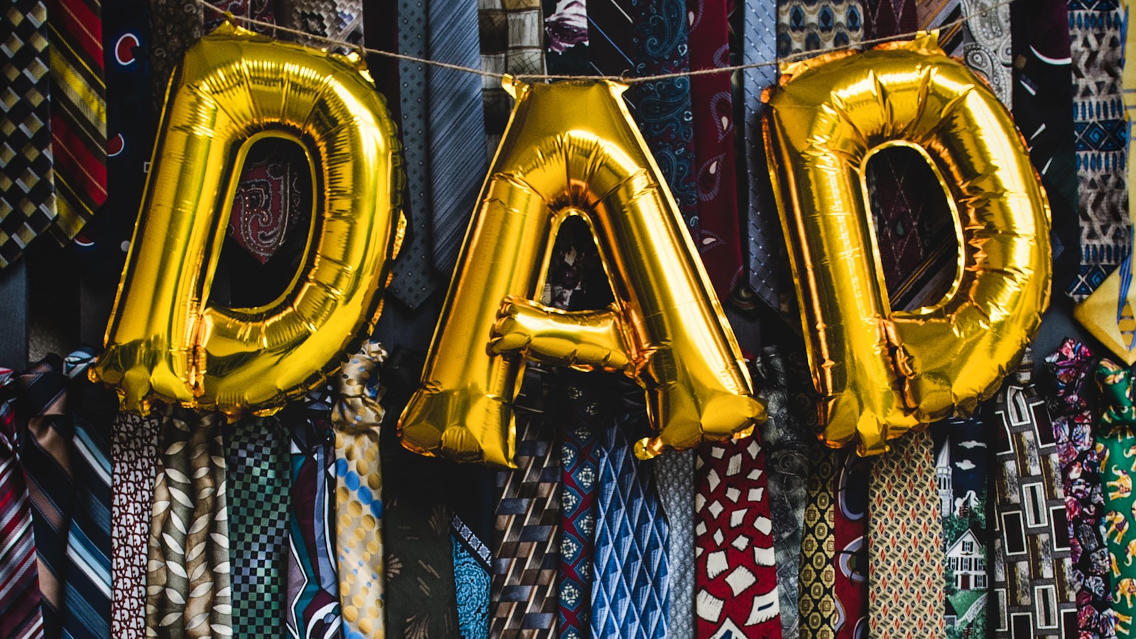 父親節 DAD 金色氣球字掛在領帶牆前